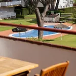 Calella Park Parking Y Piscina - Wehost Costa Brava カレリャ・デ・パラフルジェリ
